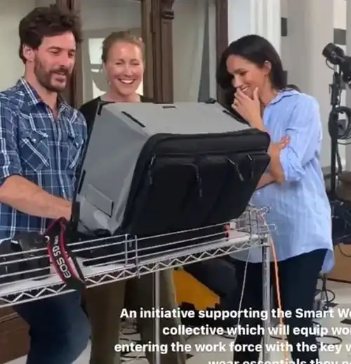 38岁梅根穿上男装风格衬衫,披头散发不顾形象,这哪像英国王妃呀