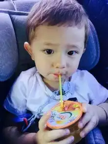 照片中小男孩是谁