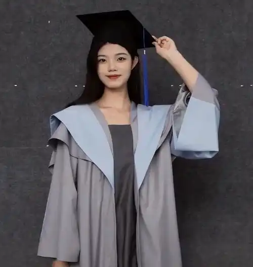 高校学生拒绝学士服,亲自设计中式风格,拍出不一样的毕业照