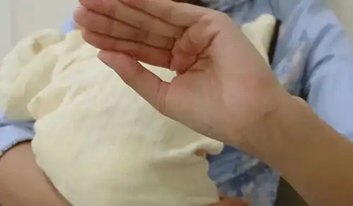 宝宝吐奶是因为吃饱了吗或许是家长的喂养方式,存在一些小问题