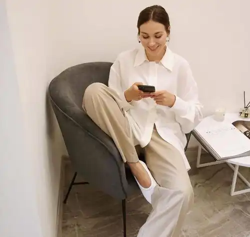 今夏流行偷穿男朋友的衬衫,慵懒潇洒还防晒,时髦一整夏