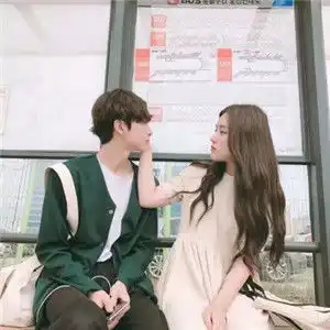 2018最火情侣头像双人在海边的在大闹的