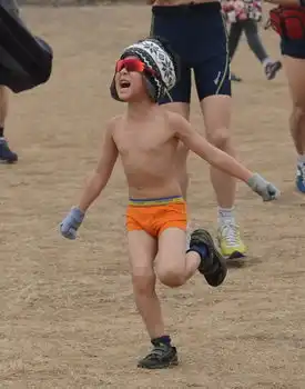 北京民众挑战雾霾参加光猪跑