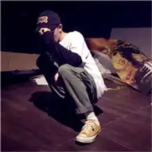 低头戴帽子的男生头像戴黑色帽子,白色帽子都有