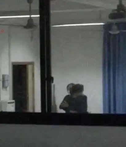 重庆中学男教师办公室亲吻搂抱女生被开除