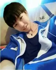 求男生qq头像,穿蓝色衬衫,盘着腿,只漏一半脸