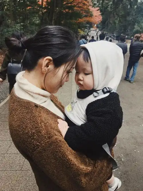 中国妈妈手绘儿子漫画形象走红,看到孩子真人,网友亲妈滤镜