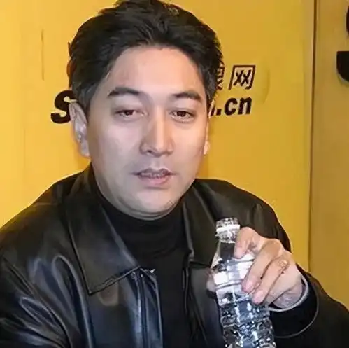 他曾是央视一哥,却惨遭全网谩骂,退出主持界后现状如何