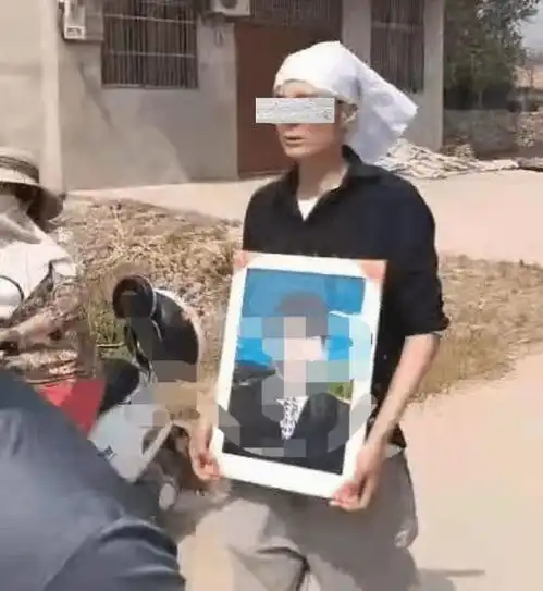 一孤寡老人因病去世,兄弟姐妹无人帮忙料理后事,邻居披麻戴孝