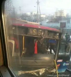 黄妍乌鲁木齐公交车与火车相撞伤者多..