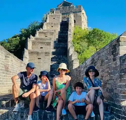 吕燕早已不是丑模,嫁法国豪门生混血儿子,40岁穿搭简约真耐看