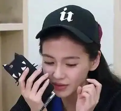 明星们的手机壳,鹿晗的手机壳恶搞,唐嫣的手机壳被说惨了