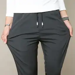 去机场才知道牛仔裤不吃香了现流行穿这男裤,尽显霸气男人味