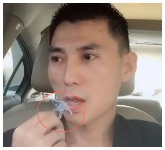 抖音出现戒烟神器,看到男子嘴里的东西,网友佩服你的勇气