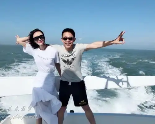 51岁侯勇携31岁娇妻出游甜蜜合影秀恩爱