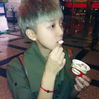 头发颜色很时尚的男生qq超拽头像