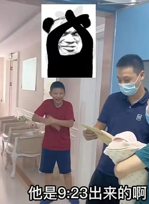 宠妹狂魔小男孩得知妈妈二胎生了妹妹,开心蹦起在产房外摇花手妹妹不会和我打架