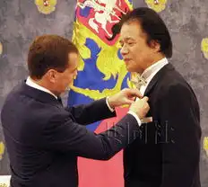 俄总统梅德韦杰夫向日歌手颁发普希金奖章