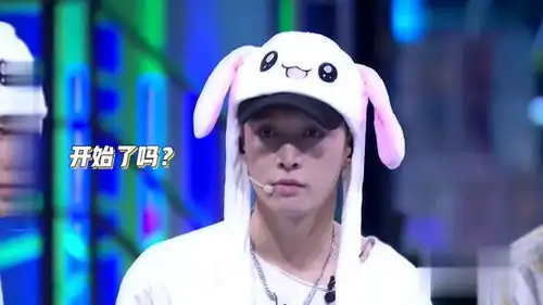 张艺兴戴动物帽子玩得不亦乐乎