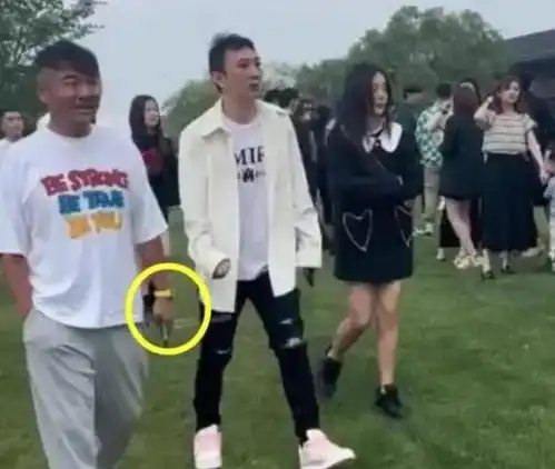 王思聪疑似夜店股东,和工作人员疯狂拍照,买超戴口罩低调现身