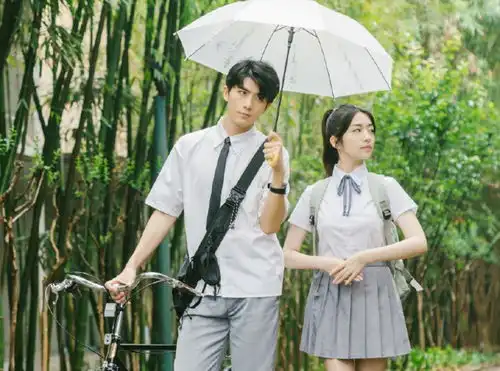 又一校园甜宠剧来袭,男女主同框cp感爆棚,光看海报就忍不住想追