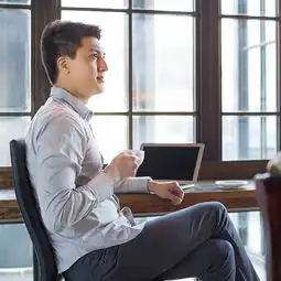 年轻男子在咖啡馆喝咖啡