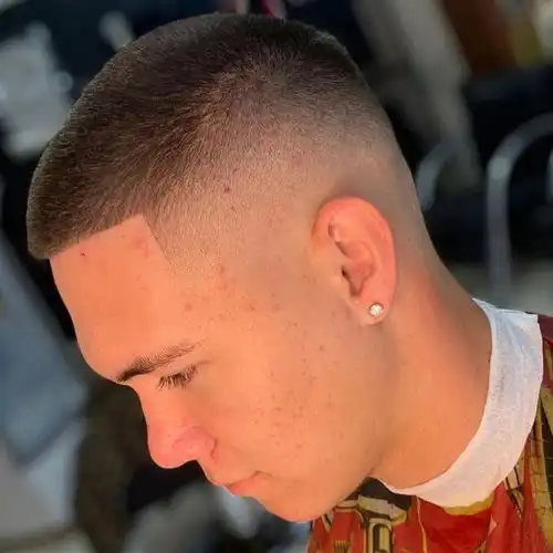 受欢迎的男士发型有哪几种小寸头,飞机头,两侧铲短发型都不错