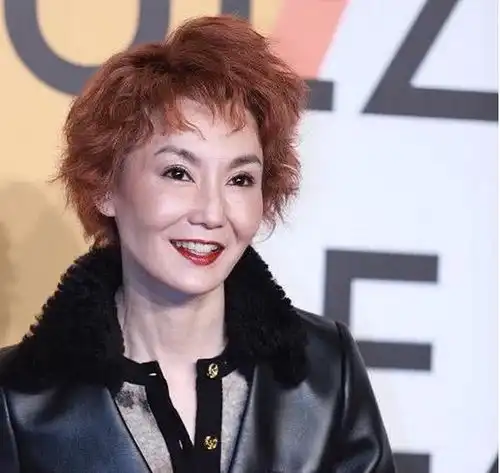 54岁张曼玉罕见现身,化浓妆遮盖老成这样网友岁月对她太残忍