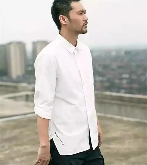风吹鼓起你的白衬衫,快乐也像涨满风的帆