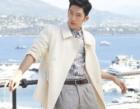 出生28天被抛弃,奶奶捡废品把他养大,成名后送千万豪宅给奶奶