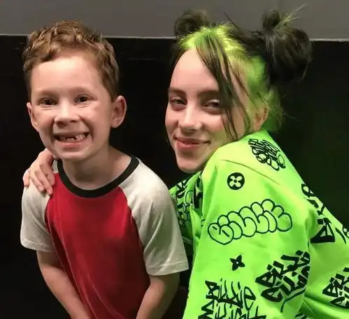 退圈读书捞快钱疑似秃顶,表情包萌娃现状大不同