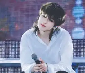 鹿晗金丝眼镜搭配变斯文败类,长发造型被指与蔡徐坤一样