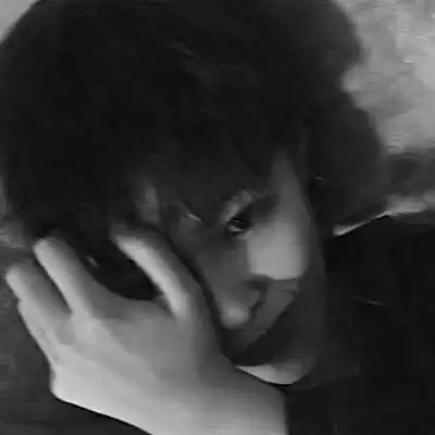 黑暗丧风格头像真人男生孤独伤感头像