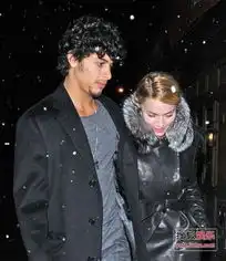 麦当娜小鸟依人偎小男友怀中共度二人世界