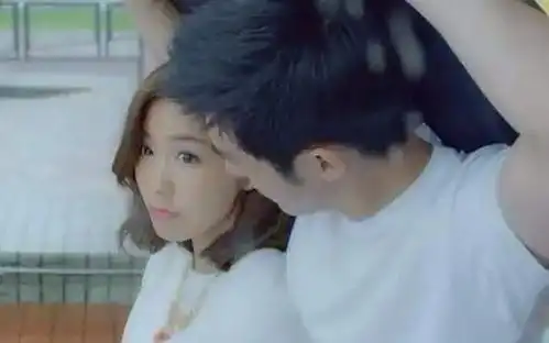 男人对你有感觉,即使嘴上不会明说,但会给你这4个信号