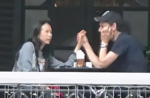 莫文蔚晒与老公合照,纯素颜的她皮肤松弛无光,夫妻却像母子