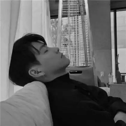 男生颓废伤感黑白头像图片,时间总在怂恿我对你的真心