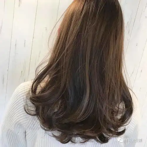秋冬更适合来一款发尾烫
