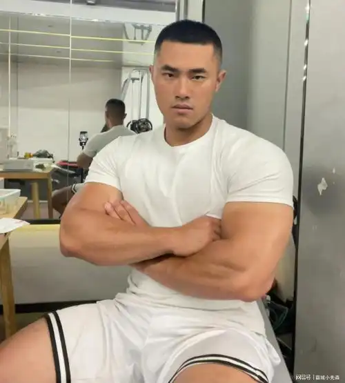 专访山东壮汉黑皮寸头,肌肉粗壮,展示魅力型男风采