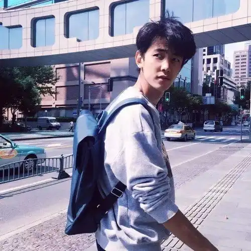 微博上有哪些值得关注的帅气小哥哥每个都让人想舔屏