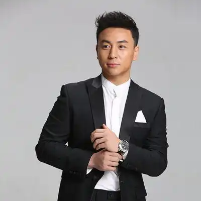 释小龙隐藏20年的身份,王宝强见了要行礼,向华强都不敢得罪