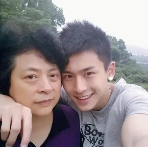 张哲瀚母亲写给张哲瀚的信,通篇狂赞儿子,读来却不是滋味