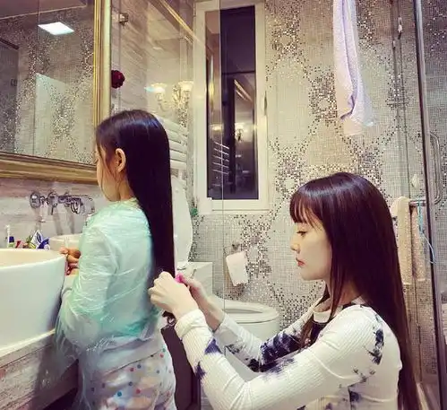 李小璐7岁女儿大型晚会领唱网友甜馨的优秀和黄磊女儿差不多