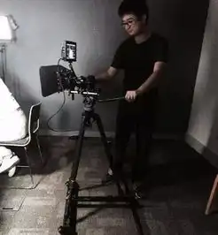 在这个男人的帮助下,60岁的广场大妈残暴吊打了超人凹凸曼