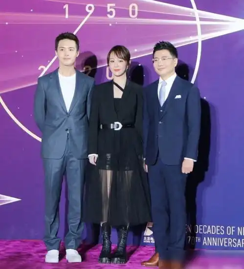 北电校庆杨幂姚晨牵手亮相,小欢喜演员重聚杨紫变美了