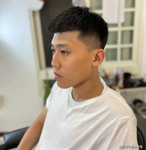 40岁男人别剪显老的发型,这三款造型不挑脸型,成熟又帅气