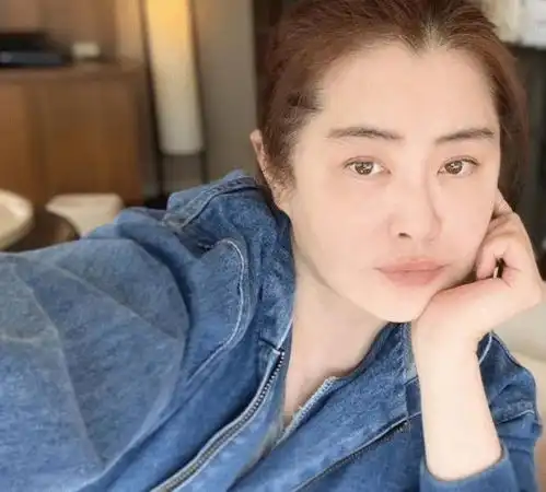 王祖贤45岁穿v领牛仔衣,45度自拍,网友终究还是下神坛了