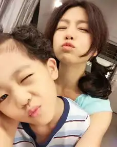 陈妍希晒与萌娃搞怪合影网友越来越美了