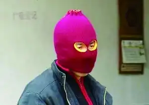 快递员举报毒品获奖30万戴面具领奖