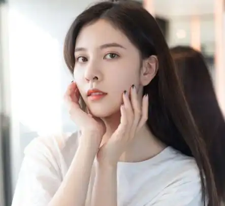 宋妍霏助理壁纸表态度,分手后活成顾佳的模样,改桌面是个人乐趣